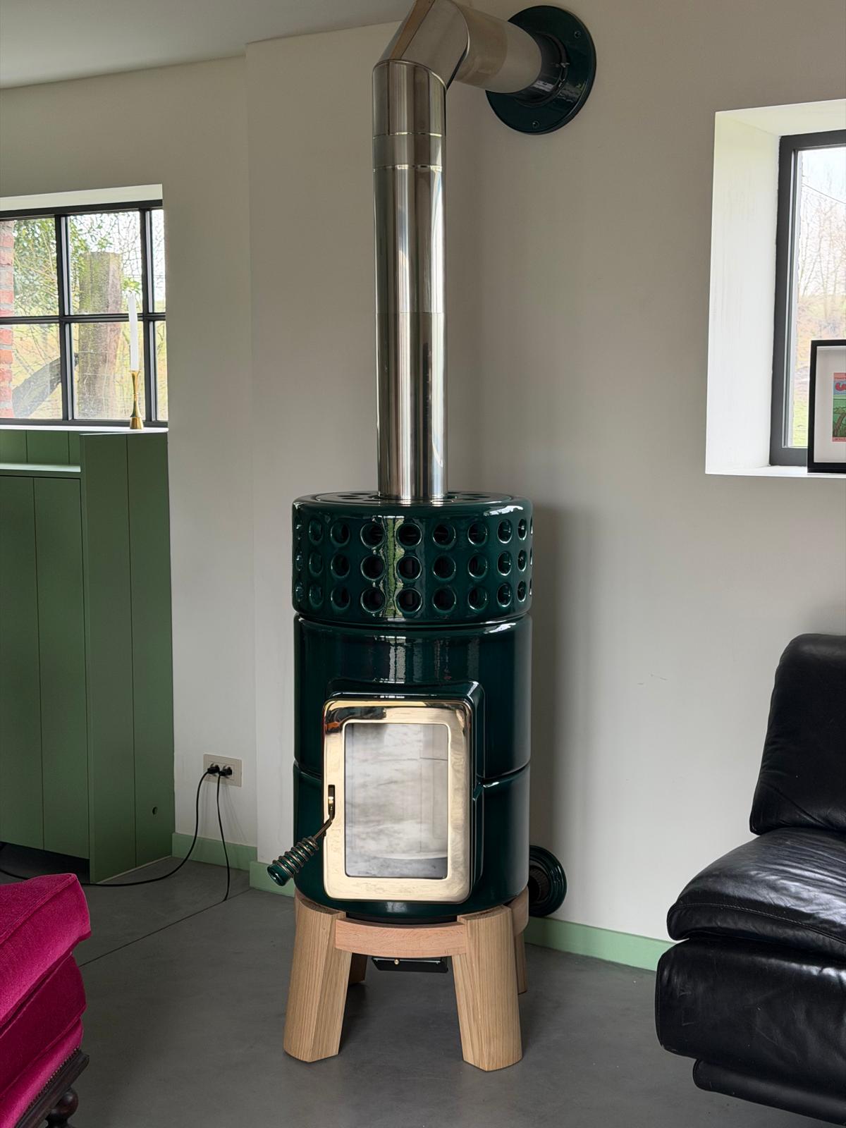 Keramische houtkachel op houten voet