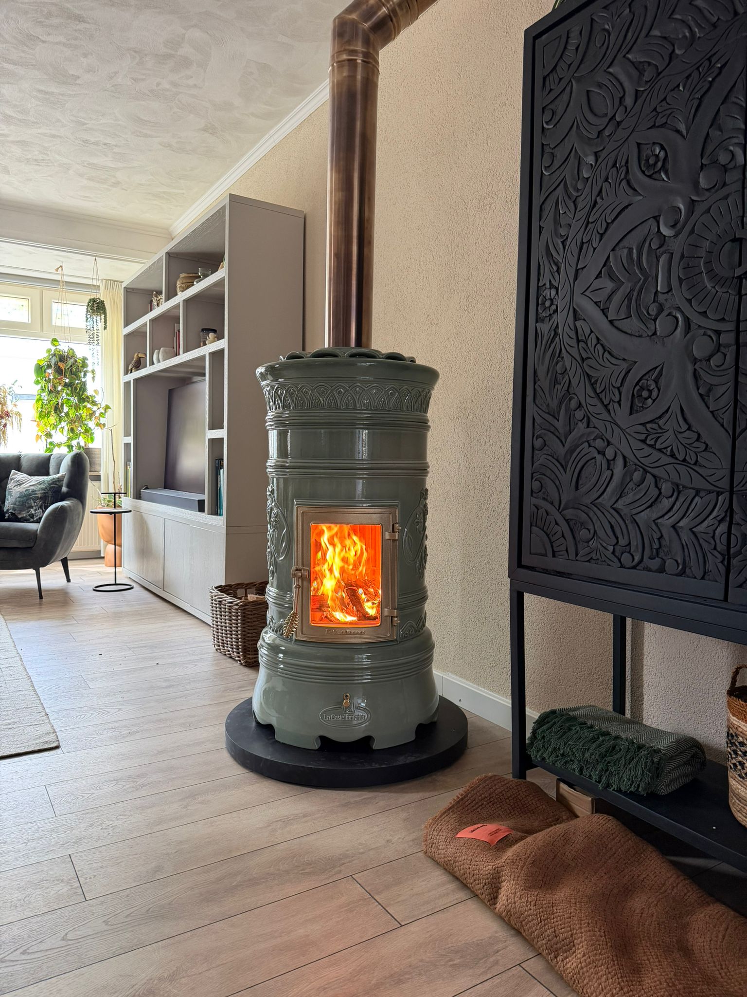 Keramische houtkachel op draaiplateau