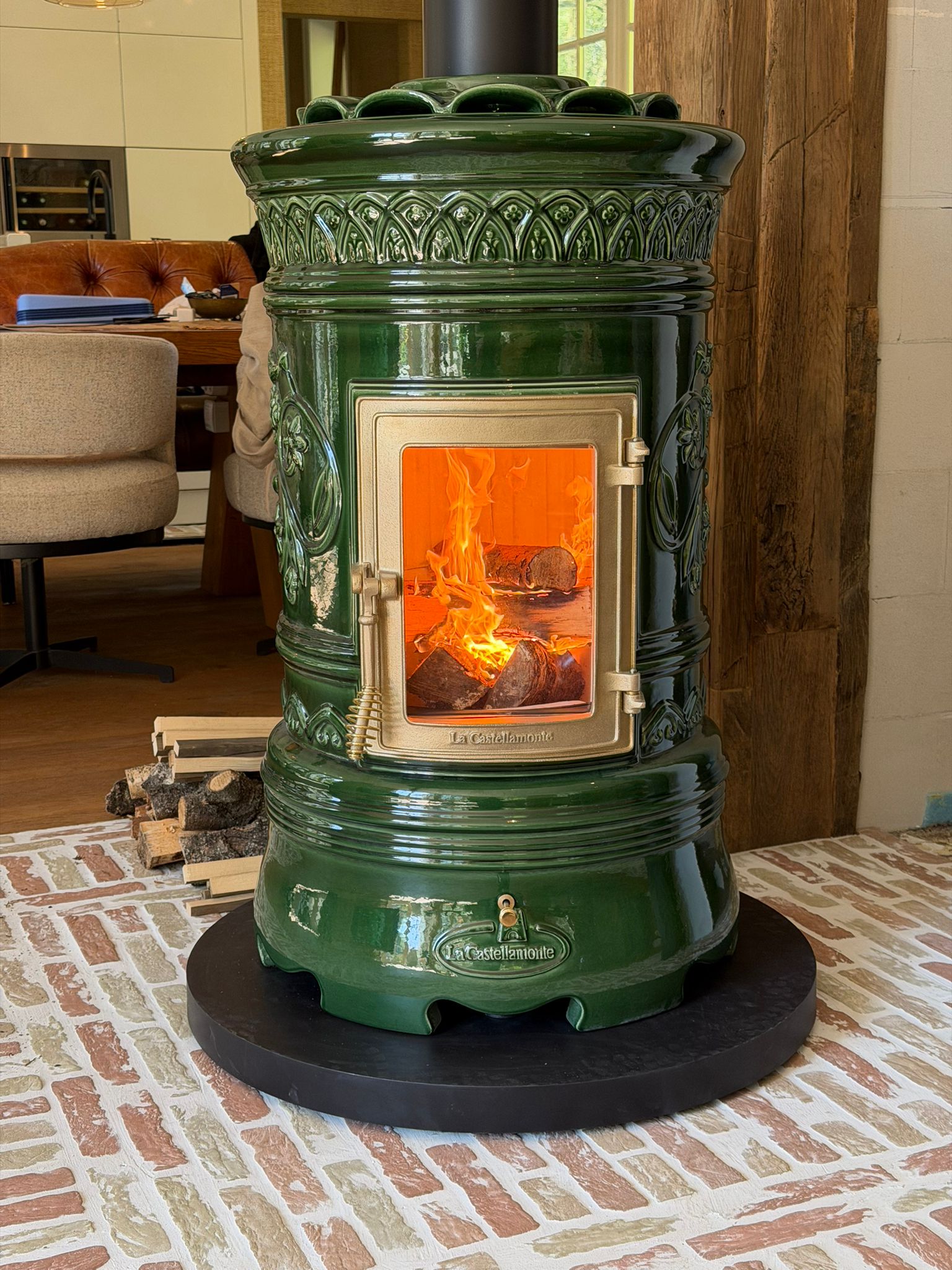 Klassieke houtkachel op draaiplateau