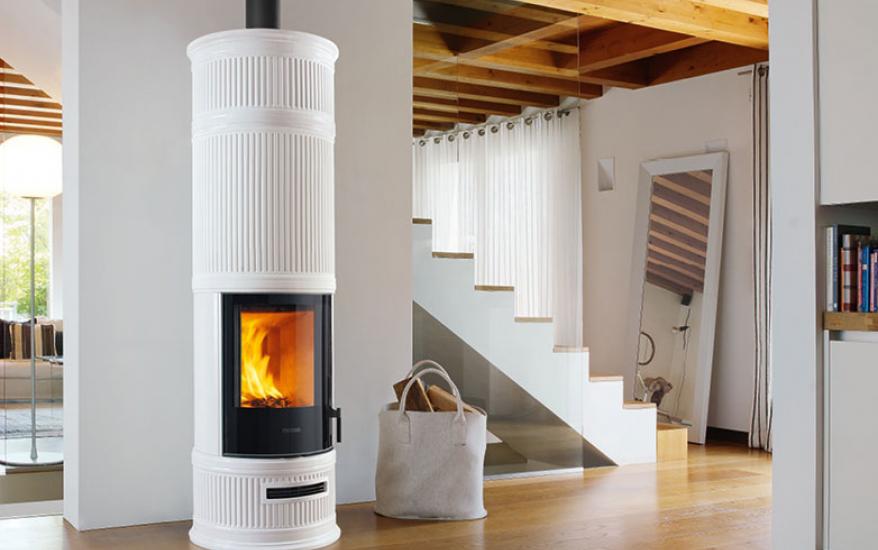 Italiaanse keramische houtkachel met klassieke vorm en warmteopslag