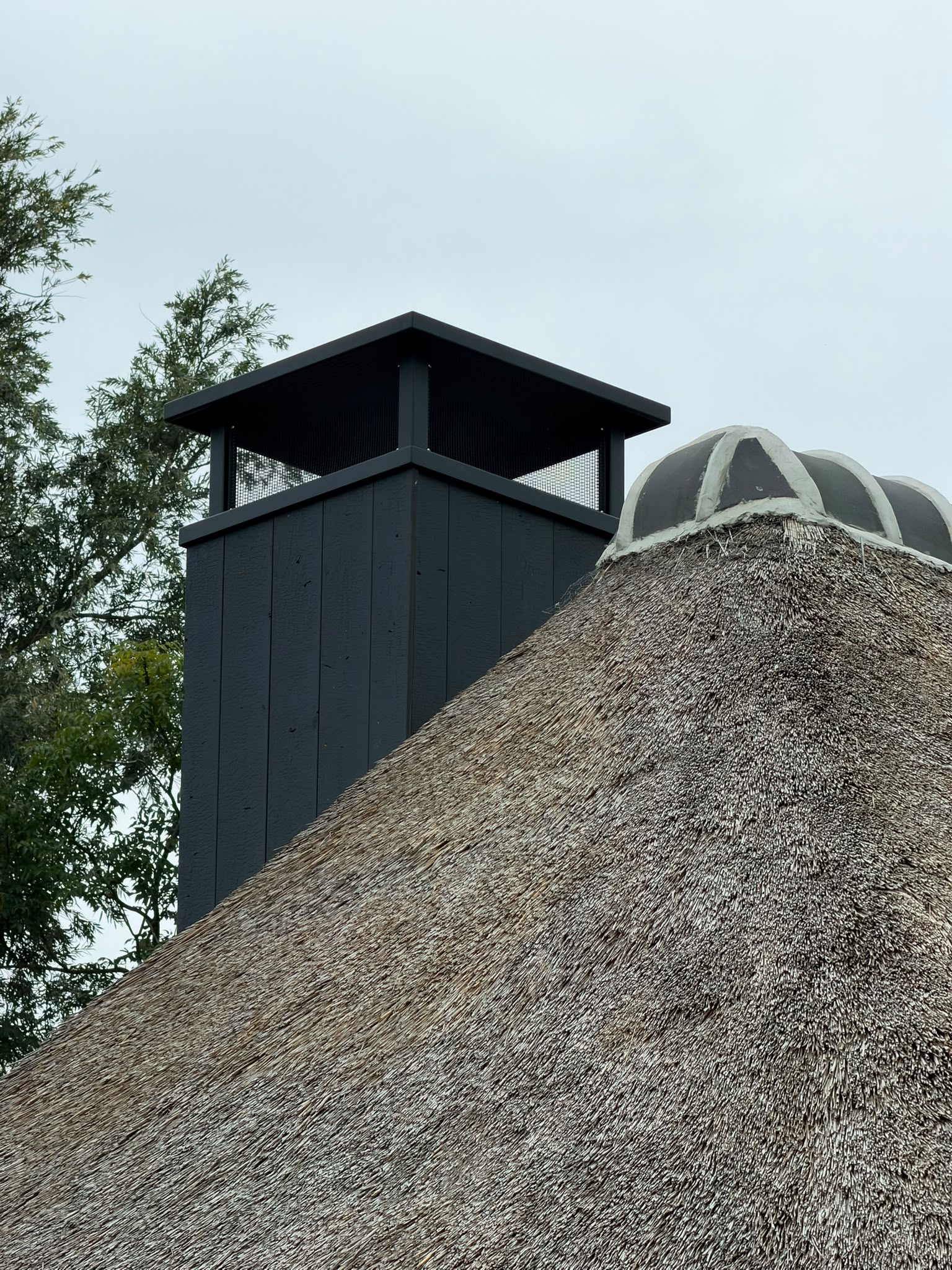 Maatwerk schoorsteenkappen met rvs vonkengaas
